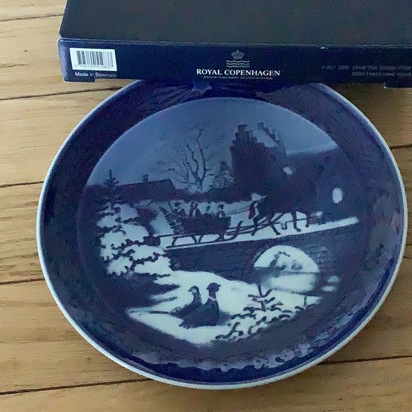 Royal Copenhagen plate The Sleigh Ride. Number 1 901 099 1999 - Picture 2 of 2